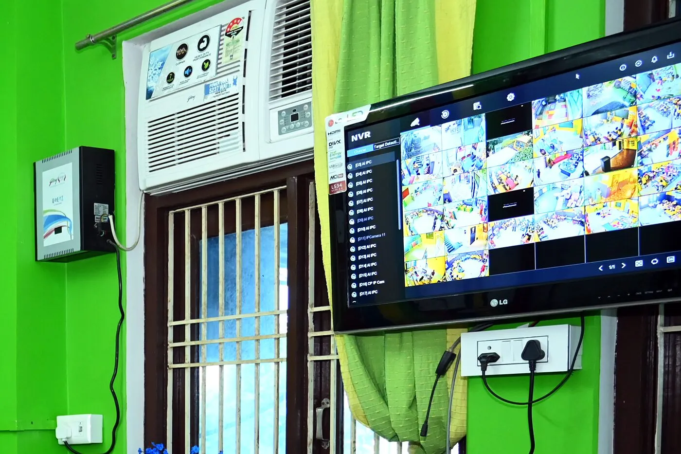 The director's office: the air conditioner, and beside it the screen showing the school's cameras, more than twenty rooms at once